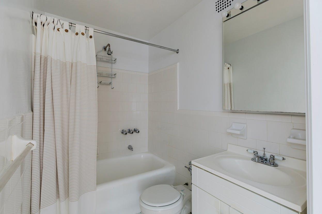 SUPER STUDIO IN UPPER WEST SIDE, MANHATTAN