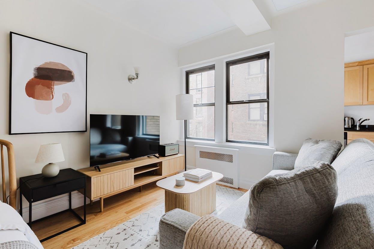 SUPER STUDIO IN UPPER WEST SIDE, MANHATTAN