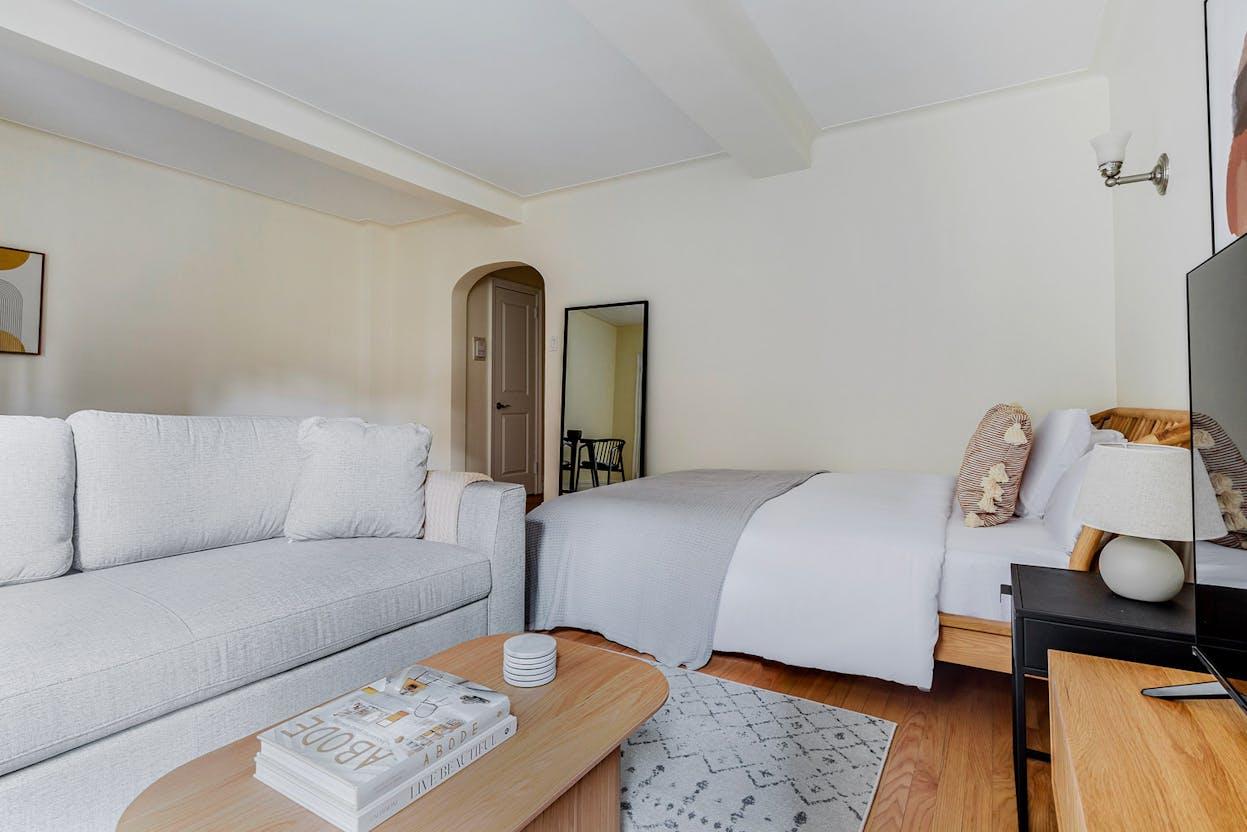 SUPER STUDIO IN UPPER WEST SIDE, MANHATTAN