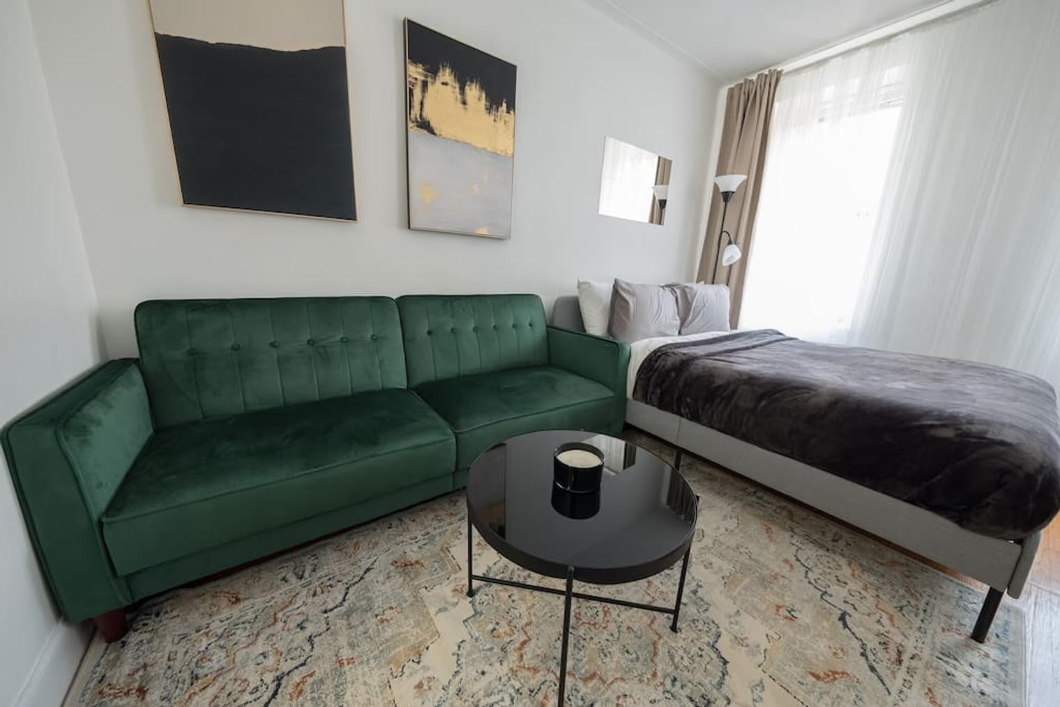 DECENT STUDIO IN LENOX HIL, MANHATTAN