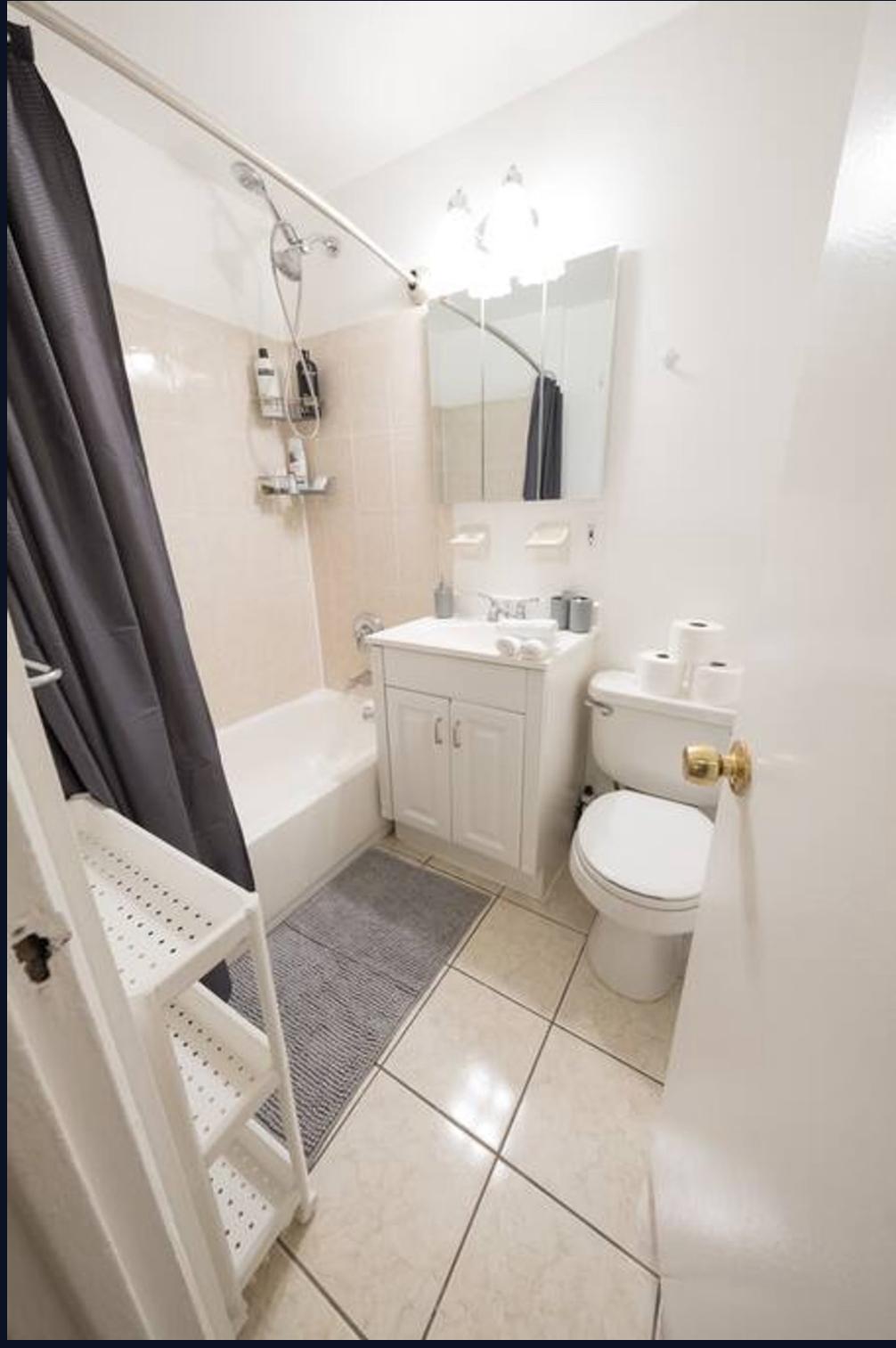 DECENT STUDIO IN LENOX HIL, MANHATTAN