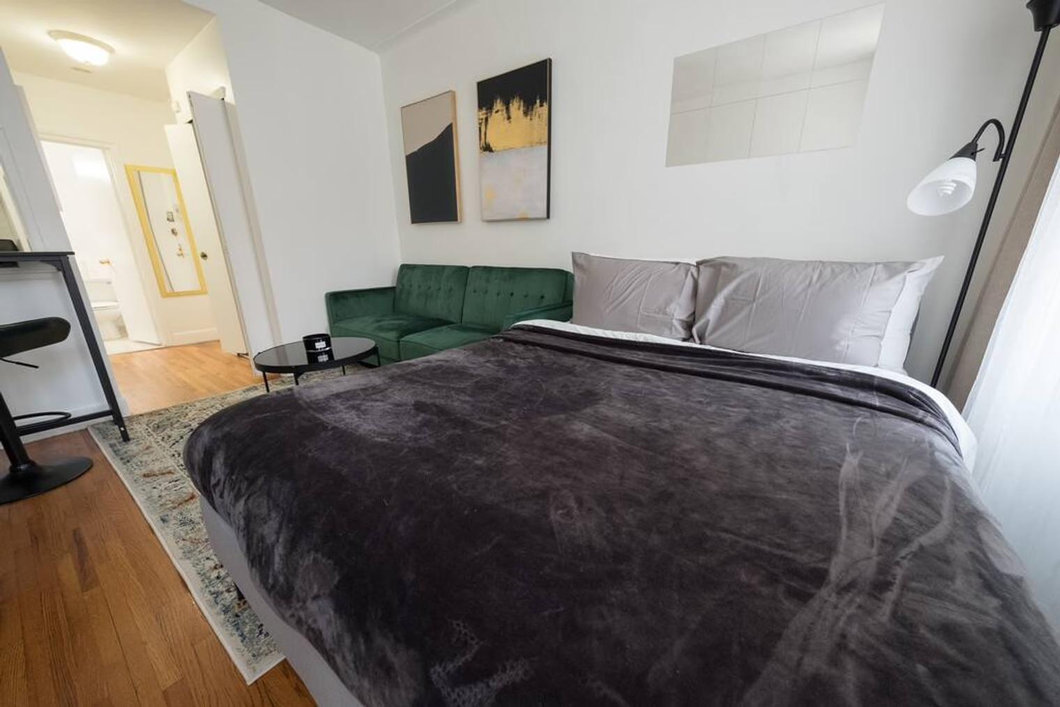 DECENT STUDIO IN LENOX HIL, MANHATTAN