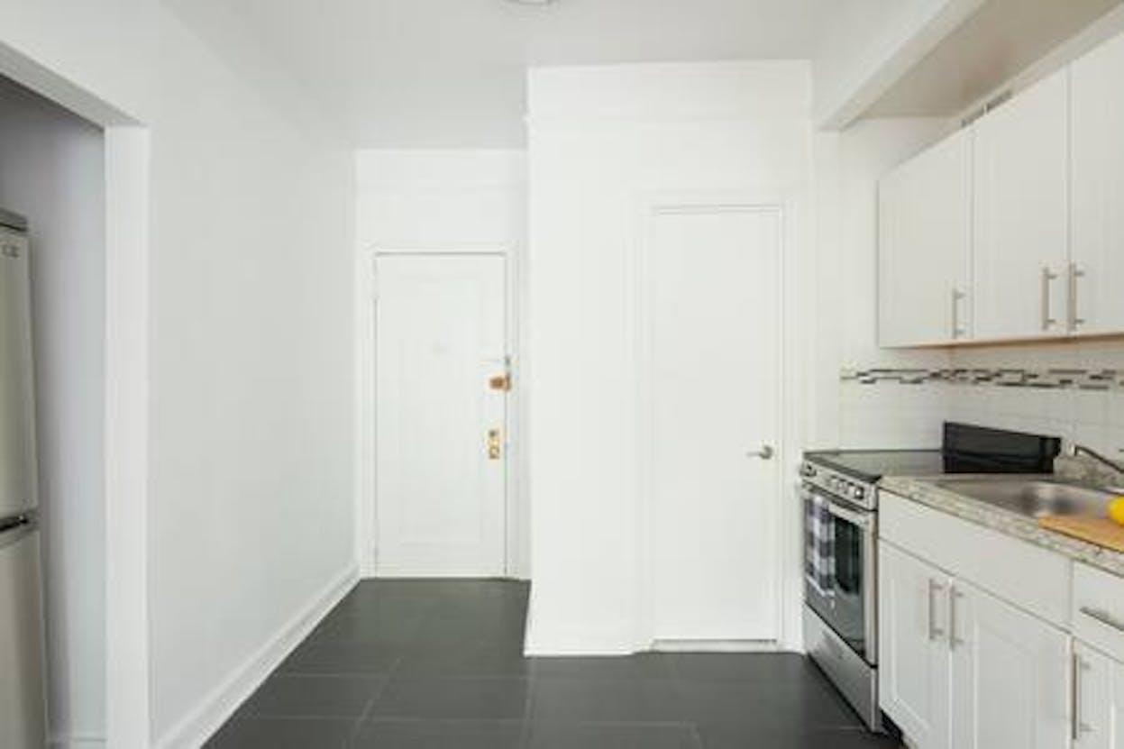 STUDIO  IN YORKVILLE, MANHATTAN