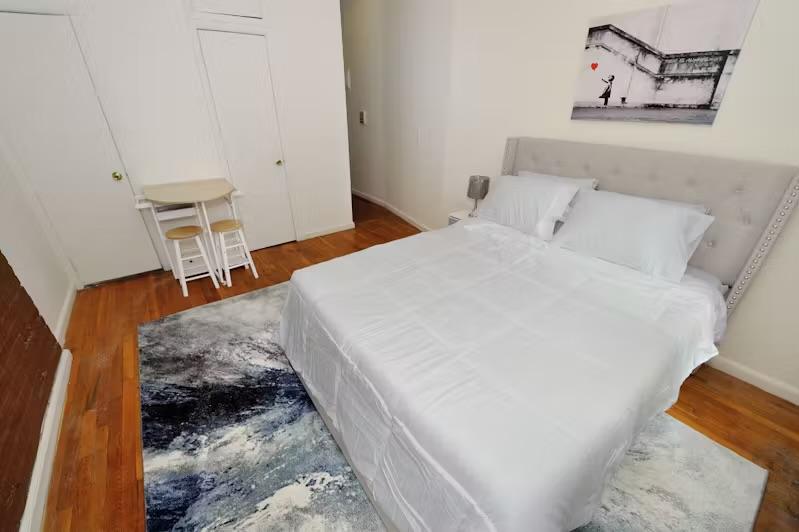 STUDIO IN UPPER WEST SIDE, MANHATTAN